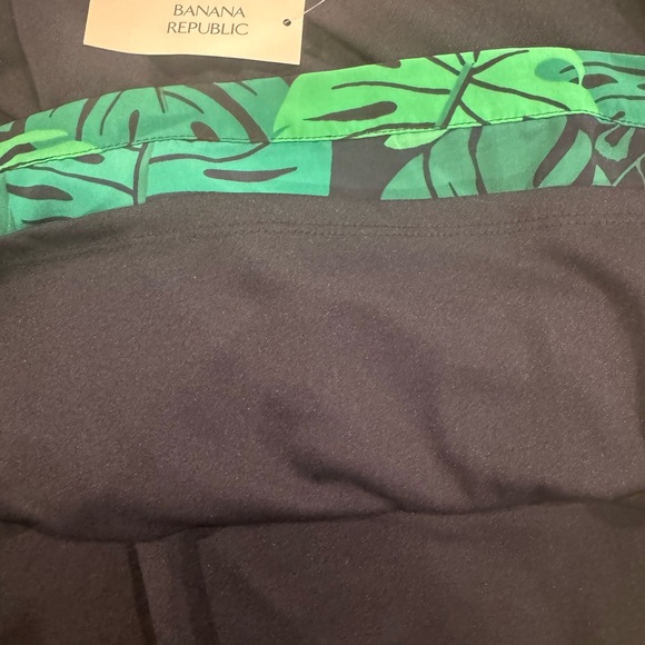 3/$20 NWT Banana Republic Green Leaf Pattern Skirt - Picture 6 of 7